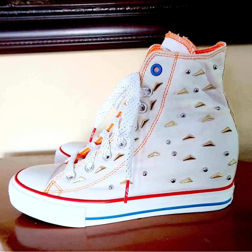 Early Y2K sneakers, daddy’s money, high top white studded blue bottom size 8 1/2